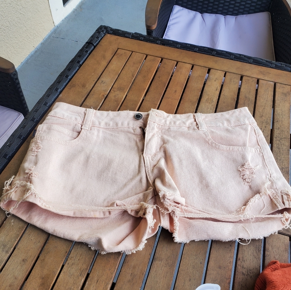 Distressed Light Pink Denim Shorts –‎ Frayed Hem 5-Pocket Style For Woman